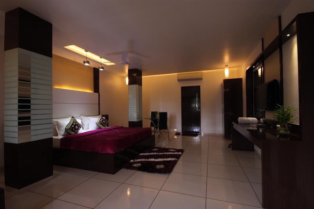 Hotel Apex Surat Room photo